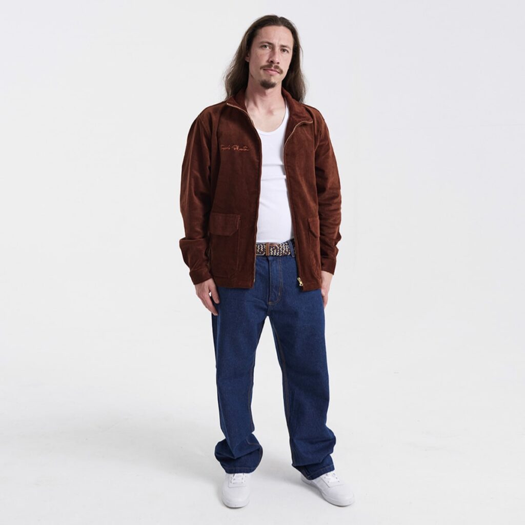 homem usando calça streetwear jeans