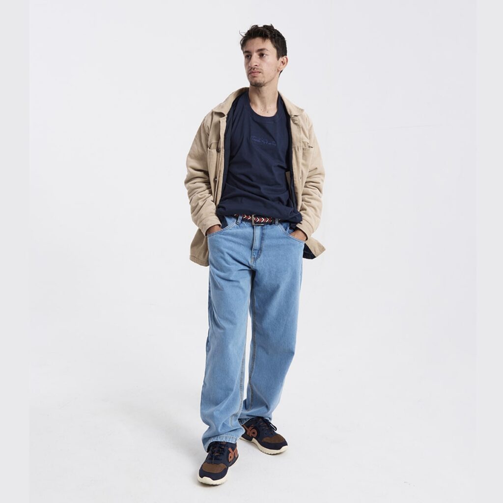 homem vestindo calça streetwear jeans masculina