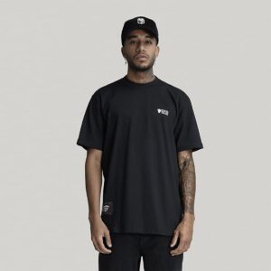 homem vestindo camiseta streetwear preta seven brand