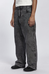 homem jovem usando uma calça jeans da moda streetwear